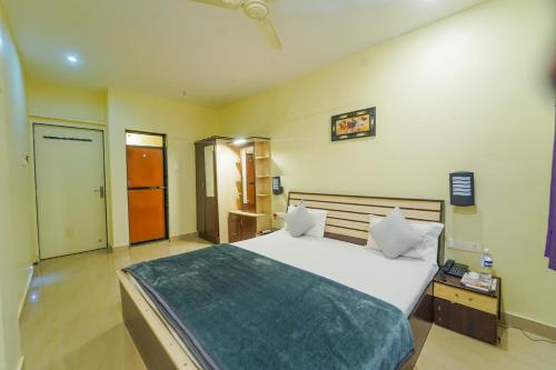 Ein Bett oder Betten in einem Zimmer der Unterkunft Berry Fresh Stays Mahabaleshwar With Pool