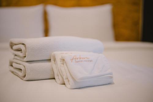 Postel nebo postele na pokoji v ubytování The Arbern Hotel x Bistro - SHA Extra Plus