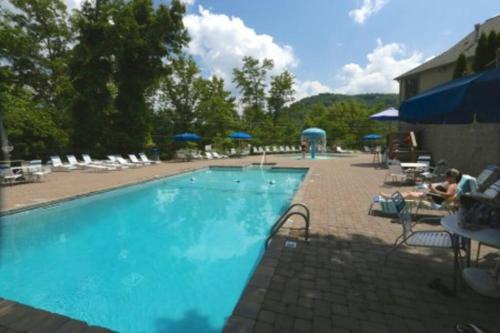 Kolam renang di atau dekat dengan Mountain Springs Chalet- A Romantic Smoky Mountain Escape - Original A-Frame Chalet - access to Buckberry Creek, Views of the Hardwood Forest, very close to Ober Gatlinburg, the Great Smoky Mountains National Park, and Downtown Gatlinburg in the Smokies