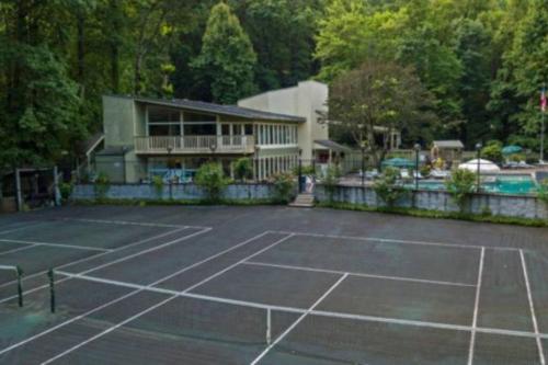Tenis dan/atau kemudahan skuasy di Mountain Springs Chalet- A Romantic Smoky Mountain Escape - Original A-Frame Chalet - access to Buckberry Creek, Views of the Hardwood Forest, very close to Ober Gatlinburg, the Great Smoky Mountains National Park, and Downtown Gatlinburg in the Smokies atau berdekatan