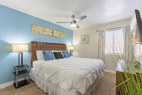 a bedroom with a bed and a ceiling fan at Paradise Valley Village-Walk-Dine-Shop-Golf- C254 in Phoenix