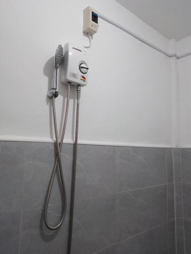 bagno con doccia e asciugacapelli di NELU GUEST HOUSE a Panglao