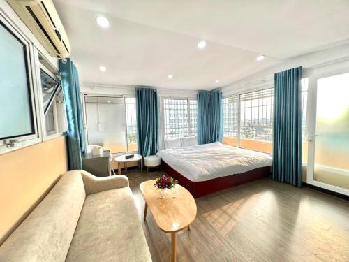 um quarto de hotel com uma cama e um sofá em T - Apartment em Hanói