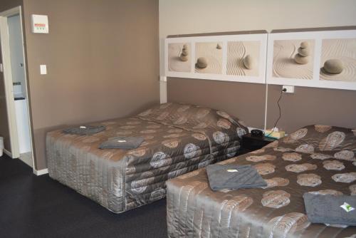 Llit o llits en una habitació de Carmila Sands Motel
