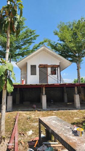 une maison en construction avec une terrasse couverte dans l'établissement Starseed, à Trang
