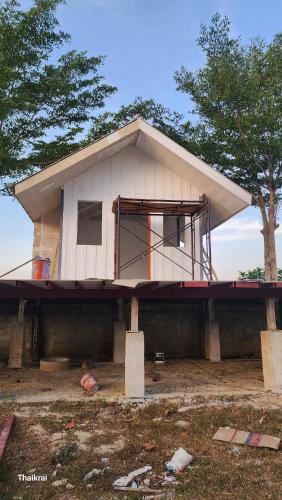 une maison est en construction au-dessus d'un champ dans l'établissement Starseed, à Trang