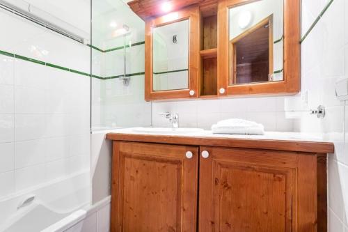 a bathroom with a sink and a shower at Résidence Les Hauts Bois - maeva Home - Appartement 3 Pièces 6 Personnes - 11 in Aime-La Plagne