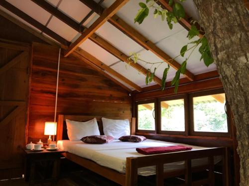 sypialnia w domku na drzewie z łóżkiem w obiekcie Sky Forest w mieście Habarana
