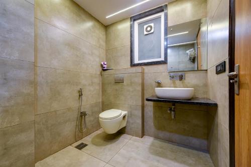 La salle de bains est pourvue de toilettes et d'un lavabo. dans l'établissement Hotel Sohana Palace Near New Delhi Railway Satation, à New Delhi