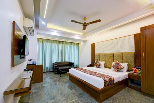 une chambre d'hôtel avec un lit et une chaise dans l'établissement Hotel Sohana Palace Near New Delhi Railway Satation, à New Delhi