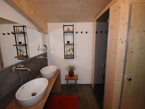 ザンクト・ローレンツェン・オプ・ムーラウにあるHoliday apartment Alpenblickのバスルーム(白い洗面台、鏡付)