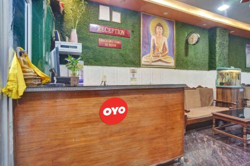 Eine Bar mit einem Schild, auf dem Oxy steht. in der Unterkunft OYO Flagship 81231 Urmila Guest House in Bodh Gaya