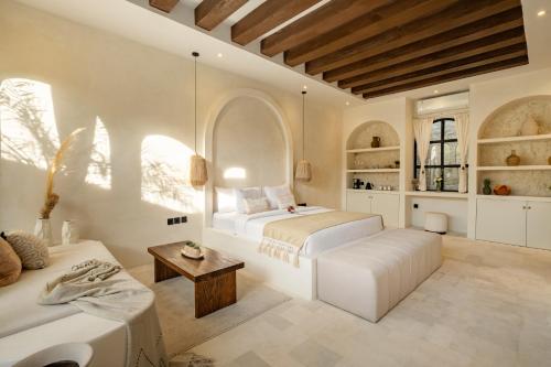 Postel nebo postele na pokoji v ubytování OriVista Luxury Private Pool Villa Amara Suites 1