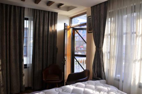 sypialnia z łóżkiem i oknem w obiekcie MicasaNepal w Katmandu