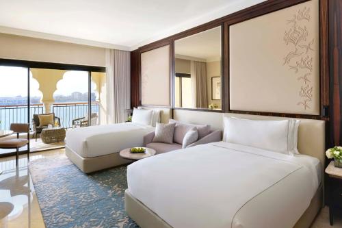 une chambre d'hôtel avec un lit et un canapé dans l'établissement The Ritz-Carlton Abu Dhabi, Grand Canal, à Abu Dhabi