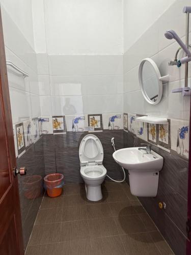 uma casa de banho com um WC e um lavatório em narixay hotel em Phonsavan