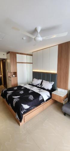 Schlafzimmer mit einem großen Bett mit schwarzweißer Bettwäsche in der Unterkunft Nagoya Thamrin City Apartment High Floor in Nagoya