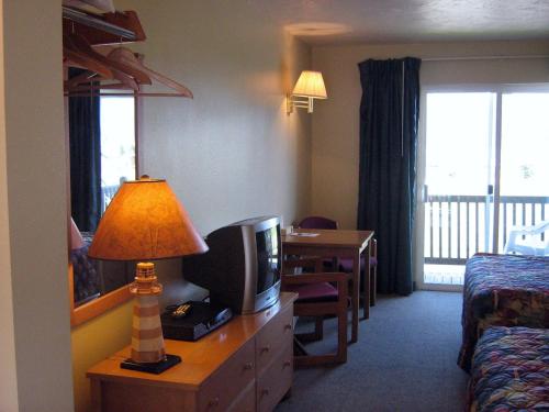 a hotel room with a bed and a television at Murphy's Alaskan Inn in Seward