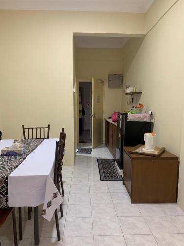 - une cuisine et une salle à manger avec une table et des chaises dans l'établissement DHW Homestay, à Simpang Ampat Semanggol