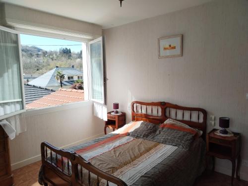 une chambre avec un lit et une grande fenêtre dans l'établissement Appartement 