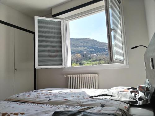 une chambre avec un lit et une grande fenêtre dans l'établissement Appartement 