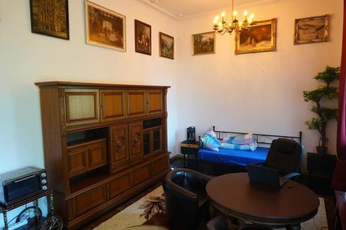 salon z łóżkiem i stołem w obiekcie naturnah am Donauradweg w mieście Riedlingen