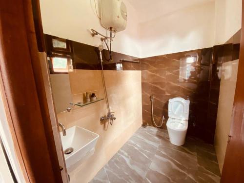 y baño con lavabo y aseo. en Villa castle, en Nuwara Eliya