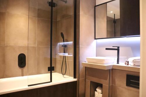 a bathroom with a shower and a sink at Luxury 2 bedrooms apartment near Central London with Gym, Swimming Pool & Steam Room, in Vauxhall - Open for Long Stays and Families Relocating in London
