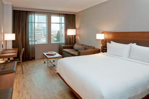 Tempat tidur dalam kamar di AC Hotel by Marriott Portland Downtown, OR