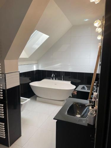 a bathroom with a sink and a bath tub at JD HOME in Beauvais