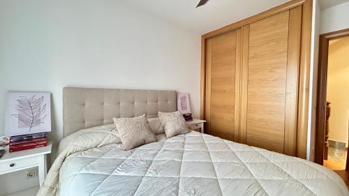 - une chambre avec un grand lit et un grand placard en bois dans l'établissement El Pajar del Toro, à San Cristóbal de Segovia