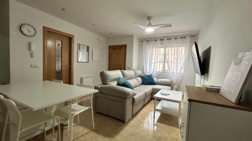 - un salon avec un canapé et une table dans l'établissement El Pajar del Toro, à San Cristóbal de Segovia