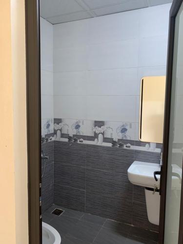 een badkamer met een bad, een wastafel en een toilet bij Bảo Long Motel in Dồng Văn