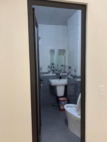 een badkamer met een wastafel, een bad en een toilet bij Bảo Long Motel in Dồng Văn