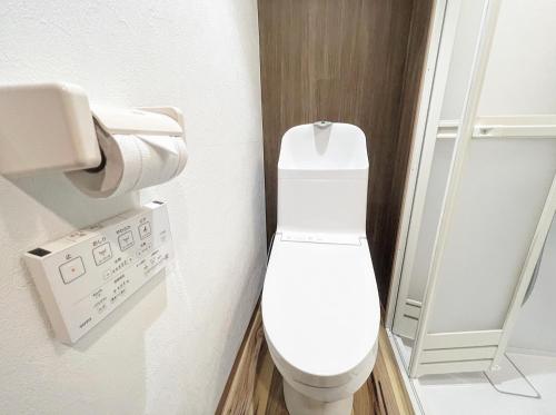 uma casa de banho com um WC branco numa cabina em アルカイック401 em Tóquio