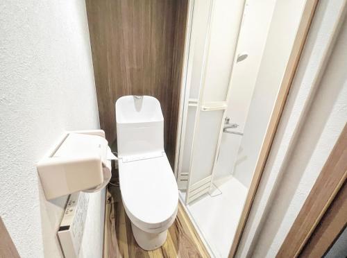 uma casa de banho com um WC branco e um lavatório. em アルカイック401 em Tóquio