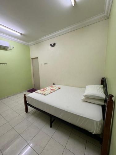 a bedroom with a bed in a room at Happy Homestay in Ipoh