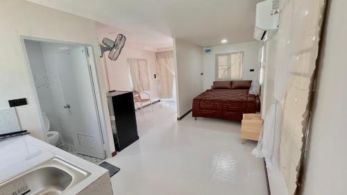 una camera con letto e lavandino di Aiem-Wilai Guesthouse a Suratthani