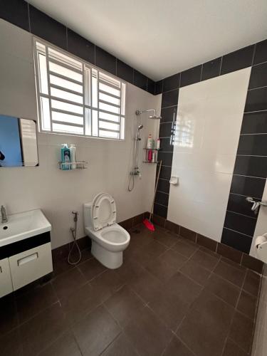 ein Bad mit einem WC, einem Waschbecken und einer Dusche in der Unterkunft DOUBLE EE HOMESTAY 6 cars parking place in Sitiawan
