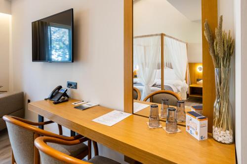 A television and/or entertainment centre at Denthis Hotel - Taygetos Mountain Getaway