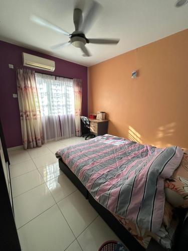 Cama o camas de una habitación en DOUBLE EE HOMESTAY 6 cars parking place 12pax