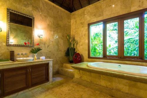 Koupelna v ubytování Jungle Villa! Breath-taking views & near Ubud!