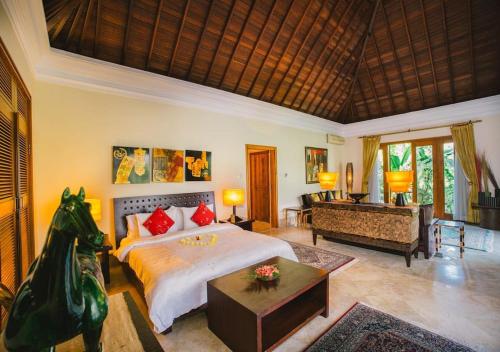 Postel nebo postele na pokoji v ubytování Jungle Villa! Breath-taking views & near Ubud!
