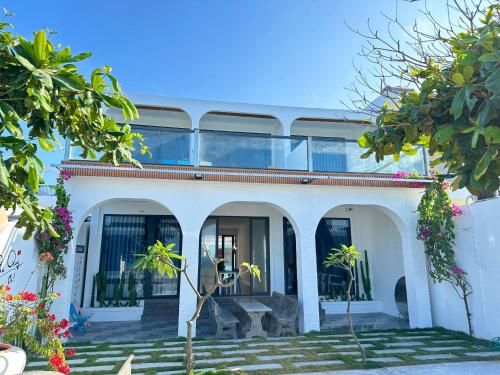 Aed väljaspool majutusasutust Villa Biển Xanh 2 - View Biển Đảo Phú Quý