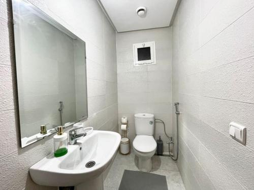 Et badeværelse på F4 Appartement entièrement neuf au cœur de Témara