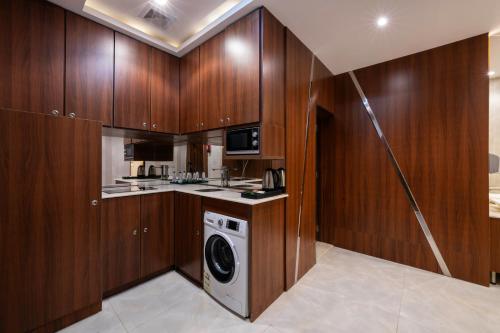 Kuchyň nebo kuchyňský kout v ubytování Msharef Almoden Serviced Apartment