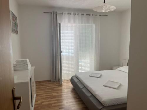 格拉達茨的住宿－Apartment Davor，白色的卧室设有床和窗户