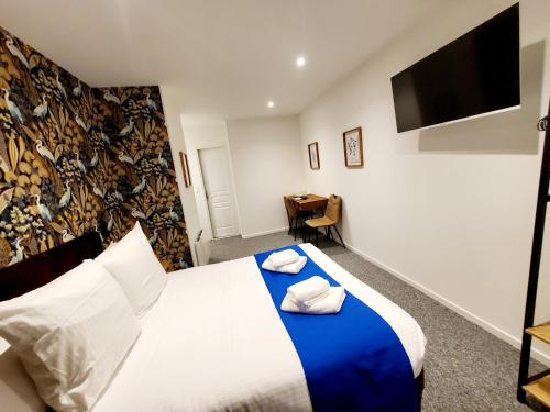 Ένα ή περισσότερα κρεβάτια σε δωμάτιο στο Logis Hôtel Belle Etoile Vichy