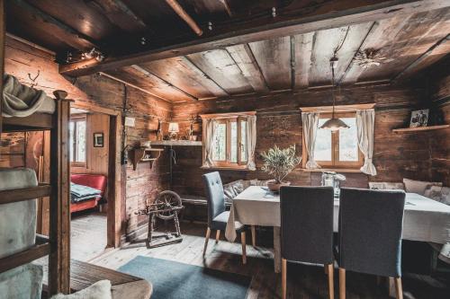 ein Esszimmer mit einem Tisch und Stühlen in der Unterkunft Knottn Hüttl, St. Pankraz/Ulten, Nähe Meran in St. Pankraz