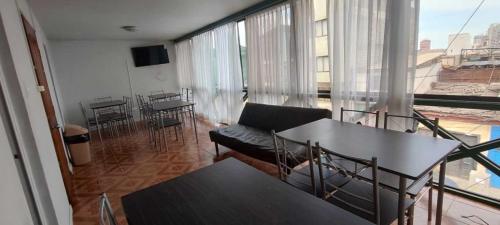 uma sala de estar com um sofá e uma grande janela em HOTEL MARISOL em Iquique